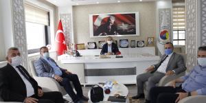 MUSTAFA TUNCER VE BERABERİNDEKİ HEYET BAŞKAN KIRLANGIÇ'I ZİYARET ETTİ