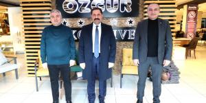 AMASYA VALİSİ MUSTAFA MASATLI VE ATSO BAŞKANI KIRLANGIÇ'TAN ÖZGÜR MOBİLYA'YA ZİYARET