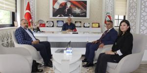 SAMKON TANITIM MEDYA BAŞKANI ERCAN, AMASYA DERNEKLER FEDERASYONU BAŞKANI SAYAR VE EMT ORGANİZASYON PROJE KOORDİNATÖRÜ ŞİŞ'TEN BAŞKAN KIRLANGIÇ'A ZİYARET