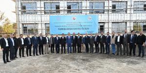 ATSO BAŞKANI KIRLANGIÇ VE MECLİS BAŞKANI GÜÇYETMEZ, TOBB BAŞKANI HİSARCIKLIOĞLU'NUN BAŞKANLIĞINDAKİ HEYETLE BERABER TURHAL'DA İNŞAATI DEVAM EDEN İLKOKULU ZİYARET ETTİ
