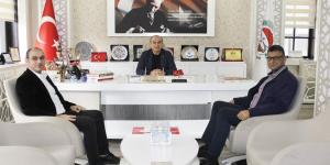 AMASYA ÜNİVERSİTESİ ARAŞTIRMA DEKANI YURTÇU VE DEKAN YARDIMCISI ÖZEN'DEN BAŞKAN KIRLANGIÇ'A ZİYARET