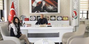 İÇERİK ÜRETİCİSİ CEMRE OĞUZ'DAN BAŞKAN KIRLANGIÇ'A ZİYARET