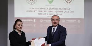 AMASYA TSO BAŞKANI KIRLANGIÇ V. KADINA YÖNELİK ŞİDDETİ ÖNLEME AMASYA İL EYLEM PLANI ÇALIŞTAYU'NDA GÖREV ALAN KATILIMCILARA BELGELERİNİ TAKDİM ETTİ