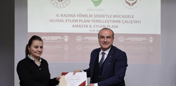 AMASYA TSO BAŞKANI KIRLANGIÇ V. KADINA YÖNELİK ŞİDDETİ ÖNLEME AMASYA İL EYLEM PLANI ÇALIŞTAYU'NDA GÖREV ALAN KATILIMCILARA BELGELERİNİ TAKDİM ETTİ