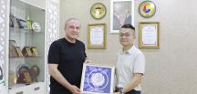 ÇİN ZİYARETLERİNDE AMASYA HEYETİNİ AĞIRLAYAN BOGGIE ZHANG'DAN AMASYA TSO'YA ZİYARET