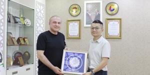 ÇİN ZİYARETLERİNDE AMASYA HEYETİNİ AĞIRLAYAN BOGGIE ZHANG'DAN AMASYA TSO'YA ZİYARET