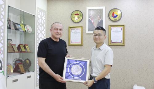 ÇİN ZİYARETLERİNDE AMASYA HEYETİNİ AĞIRLAYAN BOGGIE ZHANG'DAN AMASYA TSO'YA ZİYARET