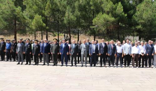 AMASYA TSO BAŞKANI MURAT KIRLANGIÇ, 15 TEMMUZ DEMOKRASİ VE MİLLİ BİRLİK GÜNÜ  KAPSAMINDA  ŞEHİTLİK ZİYARETİNE KATILDI